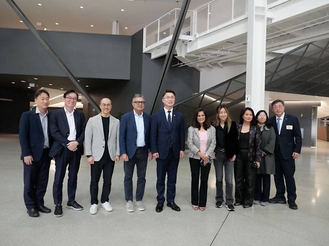 류제명 과기정통부 2차관(왼쪽 다섯번째)이 엔비디아 본사를 방문해 제이 퓨리 수석부사장(왼쪽 네번째)과 기념촬영을 하고 있다. 오른쪽에서 네번째가 엔비디아에 몸담고 있는 세계적인 AI석학 최예지 스탠퍼드대 교수다. 사진=과기정통부
