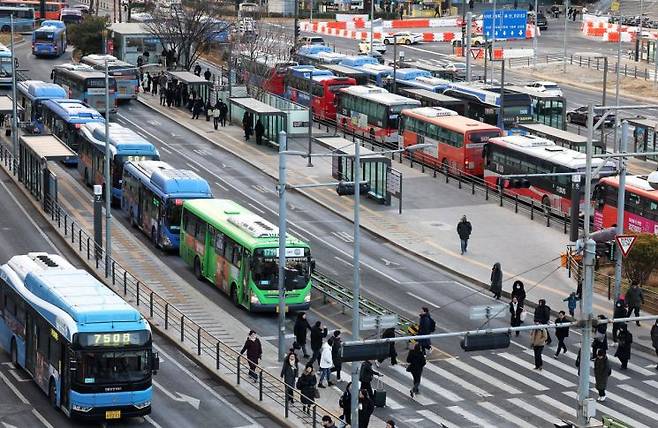 서울 시내버스 노조가 파업 예고일을 하루 앞둔 12일 오전 서울 중구 서울역 버스환승센터로 버스가 도착하고 있다. 연합뉴스 제공.