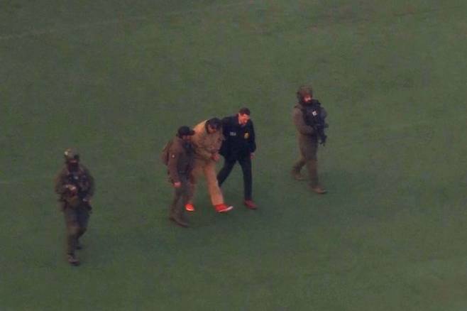 니콜라스 마두로 베네수엘라 대통령이 지난 5일(현지시간) 미국 뉴욕 맨해튼 연방법원으로 가는 길에 헬리콥터에서 내려 걸어가는 모습. AP연합뉴스