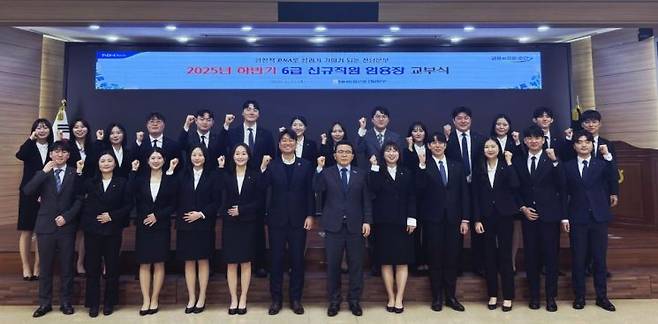 NH농협은행 전남본부는 지난 12일 전남본부 대강당에서 지역출신 6급 신입행원 24명에 대해 임용장을 교부했다. 농협전남본부 제공
