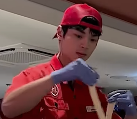 대구의 한 훠궈 체인점 직원이 배우 겸 가수 차은우를 닮은 외모로 인기를 끌고 있다. 온라인 커뮤니티