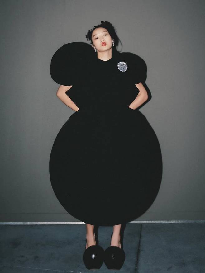 크리틱스 초이스 어워즈에서 마크 제이콥스의 아방가르드 드레스 룩을 선보인 오드리 누나. @audreynuna