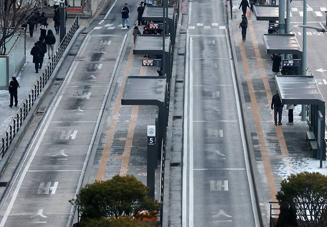 서울 시내버스노조가 총파업에 돌입한 13일 오전 서울 중구 서울역 버스환승센터가 한산한 모습을 보이고 있다./뉴시스