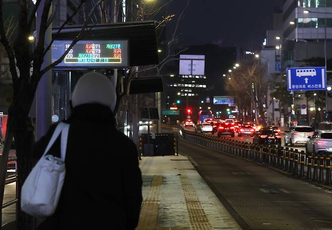 서울 시내버스 노동조합이 무기한 전면파업에 돌입한 13일 오전 서울 시내의 한 버스정류장에서 한 시민이 버스를 기다리고 있다./연합뉴스