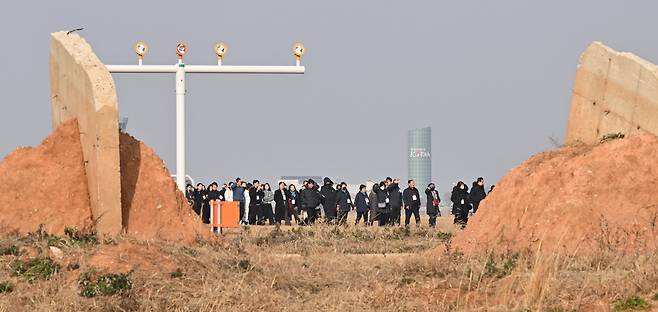 제주항공 여객기 참사 1주기인 작년 12월 29일 오후 전남 무안국제공항 활주로에서 유가족들이 로컬라이저를 받치고 있던 콘크리트 둔덕 사이로 이동하고 있다. /뉴시스