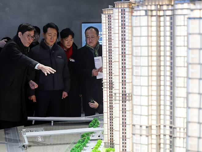 (서울=뉴스1) 황기선 기자 = 오세훈 서울시장이 12일 오후 서울 노원구 광운대역 물류부지 현장을 방문, 모델하우스를 살펴보고 있다. 향후 이곳에는 아파트 3032가구를 비롯해 공공기숙사와 생활 SOC(사회간접자본) 등이 들어설 예정이다. 준공 목표 시점은 2028년이다. 2026.1.12/뉴스1