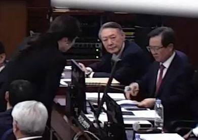 윤석열 전 대통령이 13일 오후 서울 서초구 서울중앙지방법원에서 진행된 내란 우두머리 혐의 2차 결심공판에 출석해 자리에 앉아 윤갑급 변호사와 김계리 변호사가 대화하는 모습을 바라보고 있다. /서울중앙지방법원 제공 영상 캡쳐