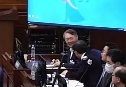 윤석열 전 대통령이 13일 서울 서초구 서울중앙지방법원에서 열린 내란 우두머리 혐의 2차 결심공판에 출석해 변호인과 대화를 나누며 미소를 짓고 있다. /서울중앙지방법원 제공 영상 캡쳐