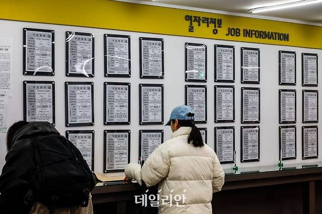 서울 마포구 서부고용복지센터를 찾은 구직자가 서류를 작성하고 있다. ⓒ뉴시스