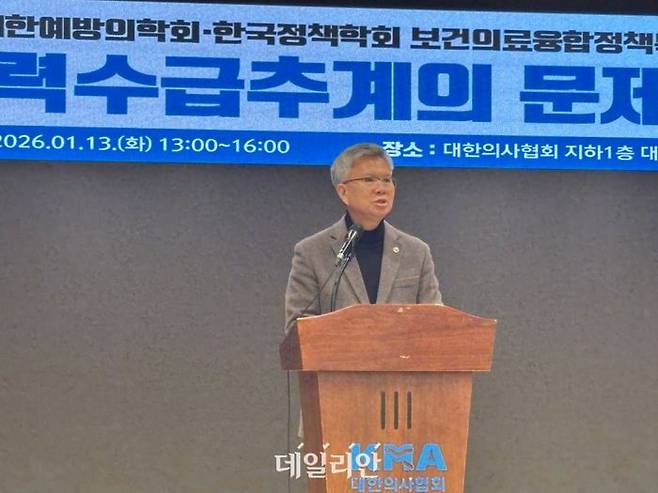 김택우 대한의사협회 회장이 13일 서울 용산구 의협회관에서 열린 ‘정부 의사인력 수급 추계의 문제점과 대안’ 세미나에서 인사말을 하고 있다. ⓒ데일리안 김효경 기자