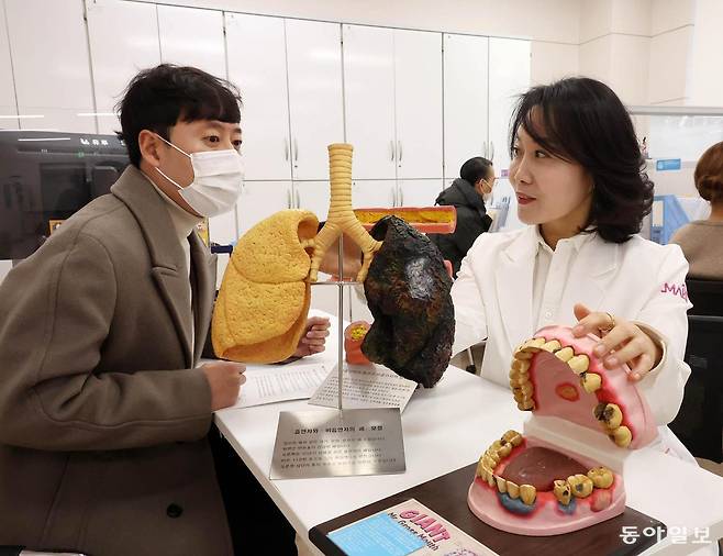 6일 서울 마포구보건소 금연클리닉에서 한 주민이 새해를 맞아 금연 상담을 받고 있다. 전영한 기자 scoopjyh@donga.com