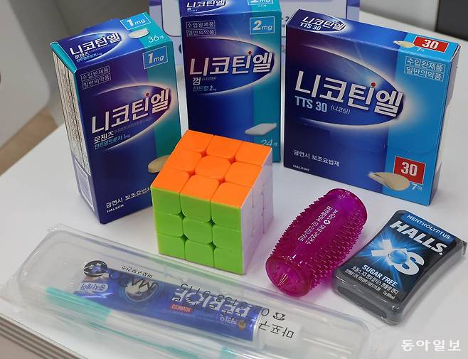 6일 서울 마포구보건소 금연클리닉에서 참가자에게 제공되는 물품들. 니코틴 방출을 안정적으로 조절해 흡연 욕구 억제를 돕는 니코틴 캔디와 껌, 패치와 함께 금연 중 손과 입이 심심할 때 사용할 수 있는 큐브, 지압기, 목캔디, 양치용품 등이 지급된다. 전영한 기자 scoopjyh@donga.com