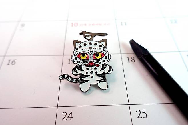 ‘뮷즈’ 까치호랑이 배지. 국립박물관문화재단 제공