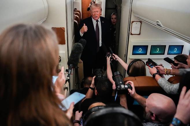 도널드 트럼프 미 대통령이 11일(현지시각) 미 메릴랜드주 앤드루스 기지로 향하는 에어포스원에서 기자들과 이야기하고 있다. 그는 미국은 “어떤 식으로든” 덴마크의 자치령 그린란드를 인수할 것이라고 다시 한 번 주장했다. 2026.01.12.[미 대통령 전용기 에어포스원=AP/뉴시스]