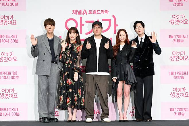 17일 첫방송하는 채널A 드라마 ‘아기가 생겼어요’의 제작발표회에 참석한 배우 최진혁과 오연서, 김진성 감독, 배우 김다솜, 홍종현(왼쪽부터). 이 드라마는 두 비혼주의자 두준(최민혁)과 희원(오연서)이 하룻밤 일탈로 아기가 생기며 벌어지는 이야기를 다뤘다. 오연서는 “비혼주의자인 두 사람이 어떻게 결혼을 결심하고, 사랑에 대한 생각이 바뀌는지가 탄탄하게 전개된다”고 했다. 채널A 제공
