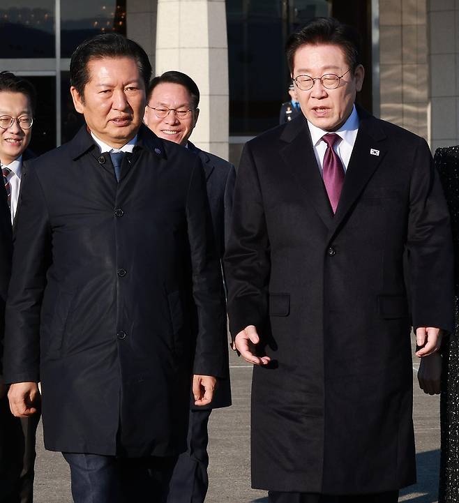 한일 정상회담을 위해 일본을 방문하는 이재명 대통령이 13일 경기 성남 서울공항에서 공군1호기로 향하며 정청래 더불어민주당 대표와 대화하고 있다. 2026.01.13. 뉴시스