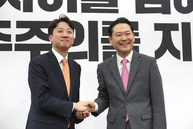 장동혁 국민의힘 대표와 이준석 개혁신당 대표가 13일 오전 서울 여의도 국회에서 열린 '공천헌금·통일교 특검 연대' 회동에서 악수를 하고 있다. 뉴시스