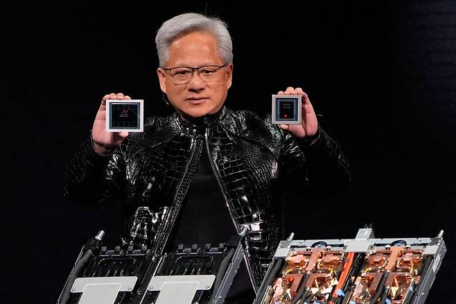 젠슨 황 엔비디아 최고경영자(CEO)가 지난 5일(현지 시간) 미국 라스베이거스에서 'CES 2026' 개막을 앞두고 열린 엔비디아 라이브에서 베라 루빈을 소개하고 있다.