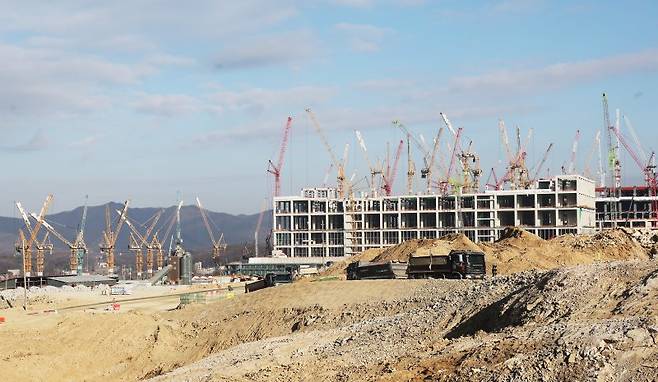 지난 9일 경기 용인시 처인구 원삼면 용인반도체클러스터 일반산업단지 공사현장에서 분주하게 공사가 진행되고 있다.뉴시스
