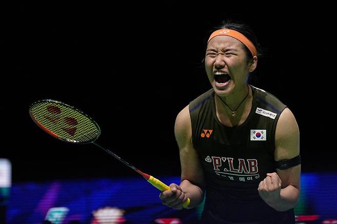 배드민턴 안세영이 11일 말레이시아 쿠알라룸푸르 아시아타 아레나에서 열린 2026 세계배드민턴연맹(BWF) 월드 투어 슈퍼 1000 말레이시아오픈 여자 단식 결승에서 왕즈이(중국)에게 게임 점수 2-0(21-15 24-22)으로 승리한 뒤 기뻐하고 있다.