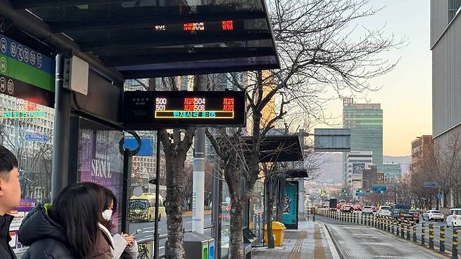 13일 서울 신용산역 앞 버스정류장 전광판이 대부분 버스가 차고지에 있음을 알리고 있다. 김수연 기자