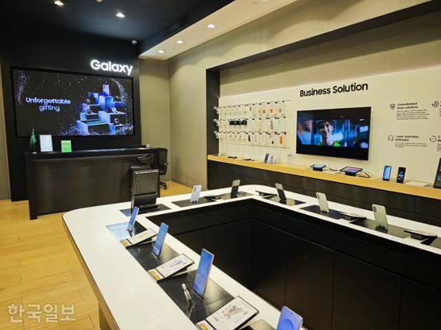 지난달 17일 사우디아라비아 리야드 한 대형몰 안에 위치한 삼성전자 휴대폰 매장. 리야드=김진욱 기자