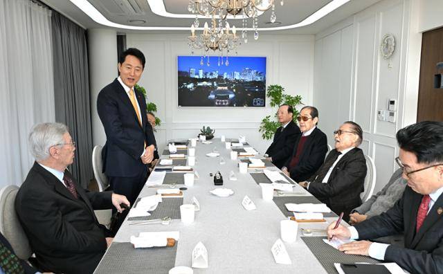 오세훈 서울시장이 12일 서울 한남동 파트너스하우스에서 국민의힘 상임고문단과 신년간담회를 하고 있다. 서울시 제공