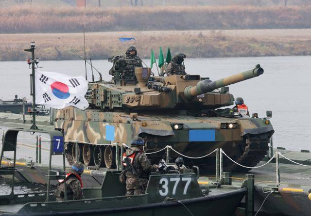 지난해 11월 경기 여주시 남한강 일대 훈련장에서 실시한 도하훈련에서 제8기동사단의 K2 전차가 부교 도하 훈련을 하고 있다. 여주=뉴스1