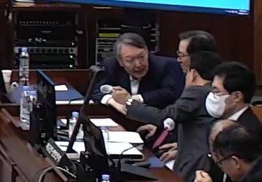 윤석열 전 대통령이 13일 서울 서초구 서울중앙지방법원에서 열린 내란 우두머리 혐의 2차 결심공판에 출석해 변호인과 대화를 나누고 있다. 서울중앙지법원 제공