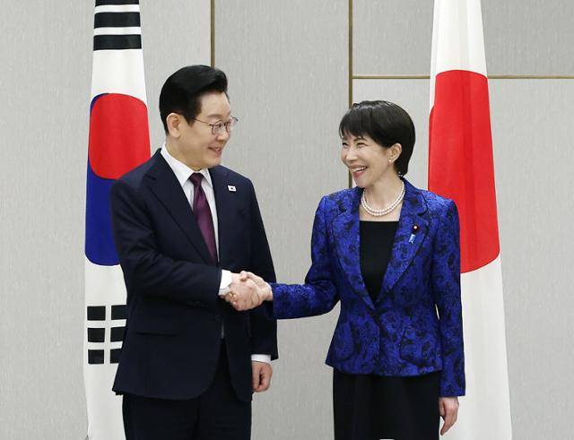 이재명 대통령과 다카이치 사나에 일본 총리가 13일 나라에서 열린 한일 정상회담에 앞서 악수하고 있다. 나라=뉴시스
