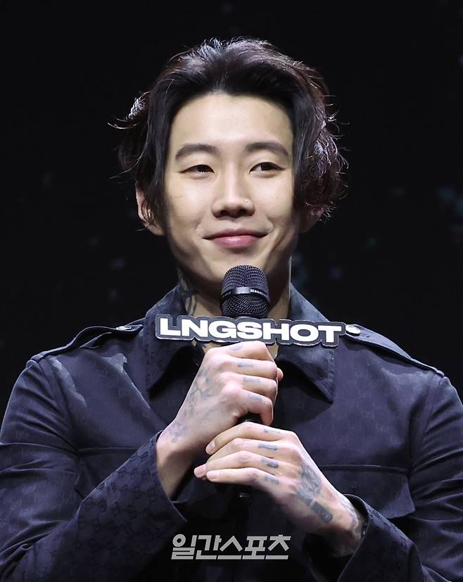 프로듀서 박재범이 13일 오후 서울 영등포구 명화라이브홀에서 열린 그룹 롱샷 첫 EP 'SHOT CALLERS' 발매 기념 쇼케이스에 참석해 질의응답 시간을 갖고 있다. '롱샷'은 가수이자 모어비젼 대표 프로듀서인 박재범이 최초로 선보이는 보이그룹이다. 서병수 기자 qudtn@edaily.co.kr /2026.01.13/