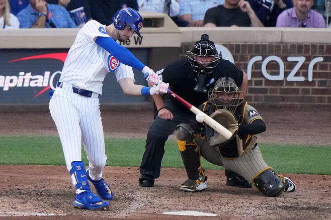 <yonhap photo-2636=""> Chicago Cubs' Kyle Tucker hits a single during the ninth inning of Game 2 of a National League wild card baseball game against the San Diego Padres Wednesday, Oct. 1, 2025, in Chicago. (AP Photo/Nam Huh)/2025-10-02 07:02:35/ <저작권자 ⓒ 1980~2025 ㈜연합뉴스. 무단 전재 재배포 금지, AI 학습 및 활용 금지></yonhap>
