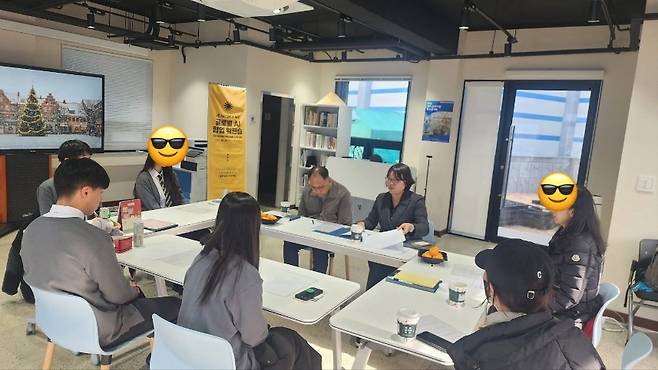 외부 참여자와 지역 관계자들이 촌피스에서 협업 프로젝트를 논의하는 모습. (촌피스 제공)