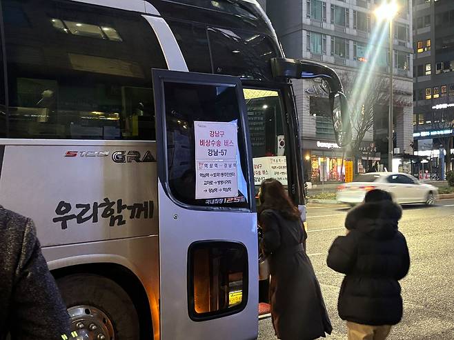 13일 서울 시내버스 첫날 시민들이 전세버스를 이용하고 있다. 류효림 기자