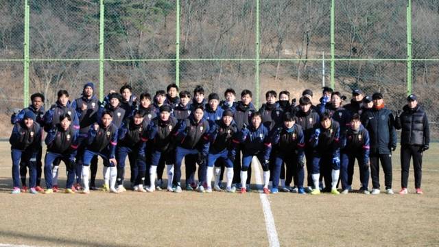 ▲ 춘천시민축구단 선수단이 지난 12일 경북 울진에서 전지훈련을 시작하며 필승을 다짐하고 있다. 춘천시민축구단 제공