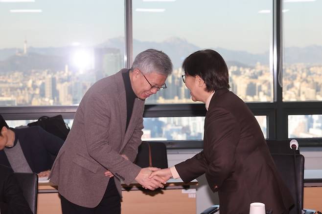 정은경 보건복지부 장관(오른쪽)이 13일 서울 서초구 국제전자센터에서 열린 제3차 보건의료정책심의위원회에서 김택우 대한의사협회 회장과 인사하고 있다. /사진=연합뉴스