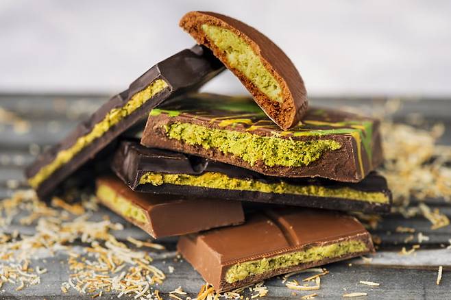 카다이프와 피스타치오 스프레드를 활용한 초콜릿과 쿠키. 사진=게티이미지