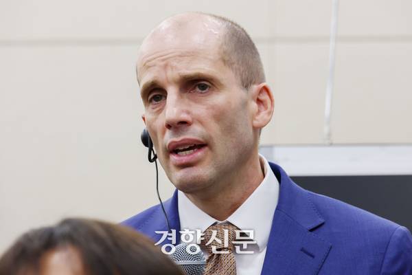 해롤드 로저스 쿠팡 임시대표가 지난달 31일 국회에서 열린 쿠팡 침해사고 및 개인정보 유출, 불공정 거래, 노동환경 실태 파악과 재발 방지 대책 마련을 위한 청문회에서 의원 질의에 답하고 있다. 한수빈 기자