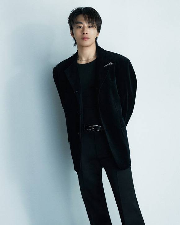 영화 ‘만약에 우리’에서 보편적 사랑 이야기를 실감나게 보여준 배우 구교환이 포즈를 취하고 있다.  쇼박스 제공