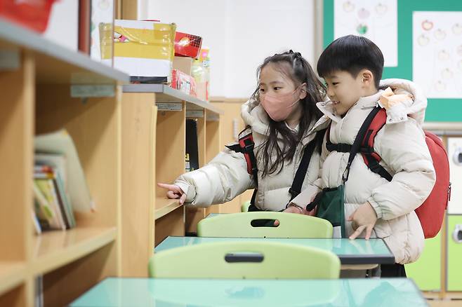 Children enrolling in an elementary school in Gangseo-gu, Seoul, in March 2026, visit their classroom during an orientation held on Jan. 6. (Yonhap)