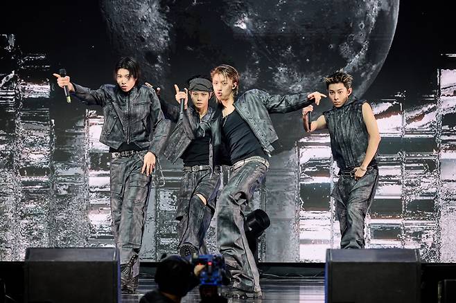 Lngshot dances to "Moonwalkin'," during a media showcase held at Myunghwa Live Hall in Yeongdeungpo-gu, western Seoul, on Tuesday. (More Vision)