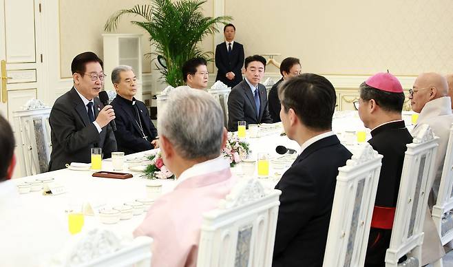 President Lee Jae Myung, far left in the back, delivers opening remarks at a luncheon with religious leaders at the Blue House main building on the afternoon of Jan. 12. [JOINT PRESS CORPS]