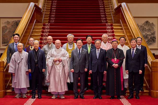President Lee Jae Myung, center in front, poses for a group photo with religious leaders during a luncheon at the Blue House in Seoul on Jan. 12. [PRESIDENTIAL OFFICE]