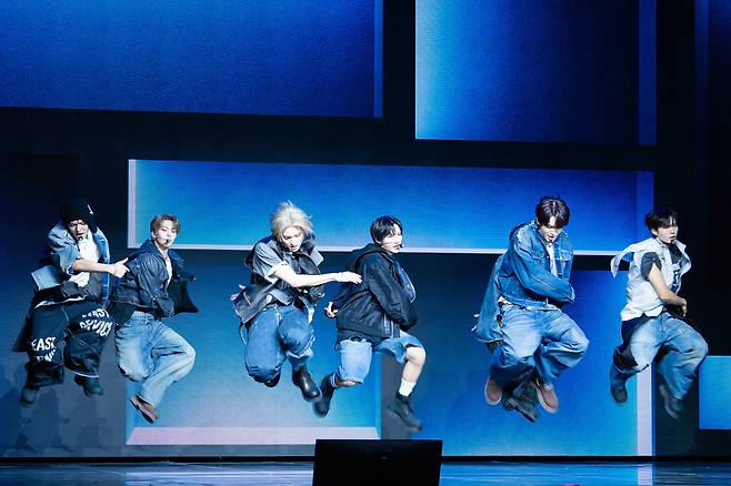Boy band Alpha Drive One performs ″Freak Alarm″ during a press showcase for its debut EP, ″Euphoria,″ at Blue Square in central Seoul on Jan. 12. [DANIELA GONZALEZ PEREZ]