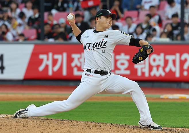KT Wiz pitcher Park Yeong-hyun pitches during a first round of KBO playoff game against the LG Twins at Suwon KT Wiz Park in Suwon, Gyeonggi on Oct. 9, 2024. [YONHAP]