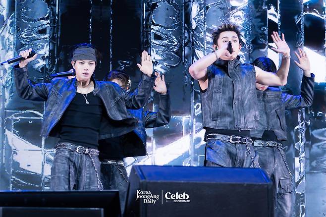 Boy band LNGSHOT performs the lead track “Moonwalkin'” during a showcase for the release of its first EP, ″Shot Callers,″ at Myunghwa Live Hall in western Seoul on Jan. 13. [DANIELA GONZALEZ PEREZ]