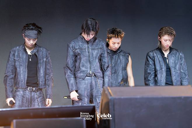 Boy band LNGSHOT performs the pre-release track ″Saucin'″ during a showcase for the release of its first EP, ″Shot Callers,″ at Myunghwa Live Hall in western Seoul on Jan. 13. [DANIELA GONZALEZ PEREZ]