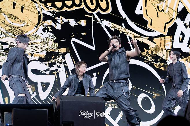 Boy band LNGSHOT performs the pre-release track ″Saucin'″ during a showcase for the release of its first EP, ″Shot Callers,″ at Myunghwa Live Hall in western Seoul on Jan. 13. [DANIELA GONZALEZ PEREZ]