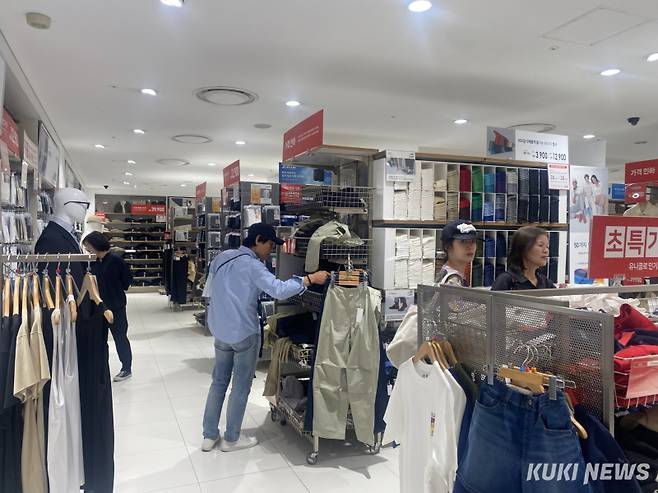 서울의 한 유니클로 매장. 심하연 기자