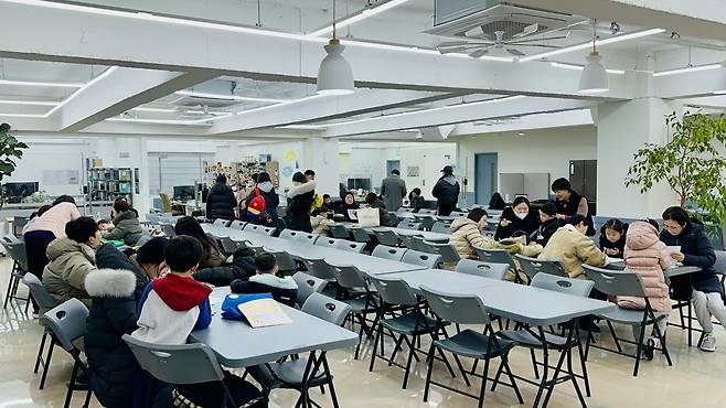 성내초 학생들이 지난 6일 서울 강동구 우리좋은교회애서 예비소집 안내를 받고 있다. 김강현 목사 제공